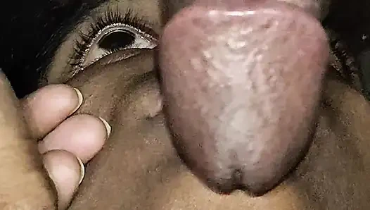 Hintli kız kardeş gırtlağına kadar alıyor