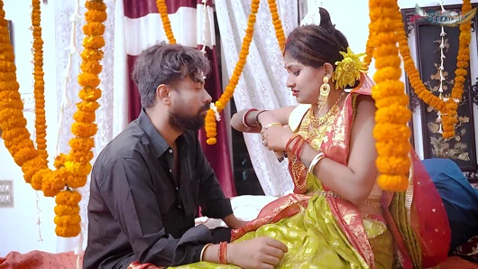 Aldatan eş bölüm 02 – yeni evli karısı ve erkek arkadaşı kocasının önünde hardcore seks yapıyor ( Hintçe ses )