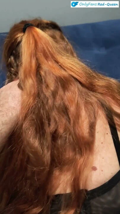 Bakış açısı kalın kızıl saçlı orta yaşlı seksi kadın götüne tıkaç takıyor