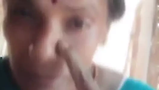 Seksi teyze büyük siyah göğüslerini gösteriyor