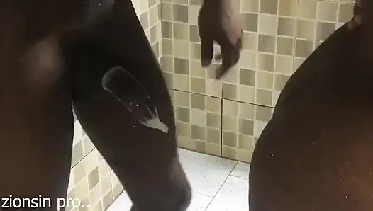 Zenci Afrikalı büyük götü banyoda sikiyor