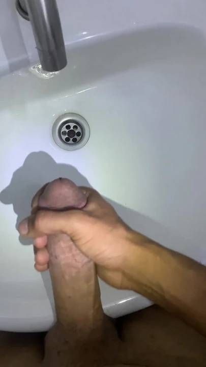 Bir şeye başlamadan önce işte erken mastürbasyon yapıyor