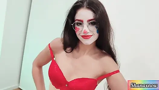 Shana en seksi palyaço striptiz yapıyor