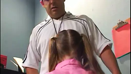 Zar zor yasal sürtük aynı anda üç sert yarağı emiyor