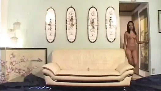 Edepsiz Fransız lezbiyen fahişe büyük bir altın duş alıyor