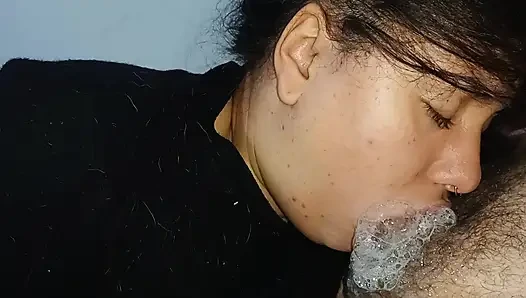 Ateşli bakış açısı, platformda en iyi ağzı gösteriyor gavatın yarağını sikiyor