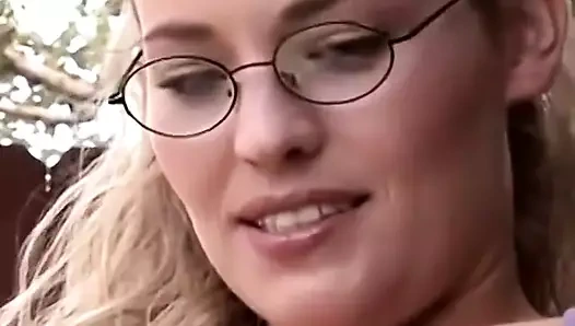 Daisy Layne açık havada gırtlağına kadar almayı öğreniyor