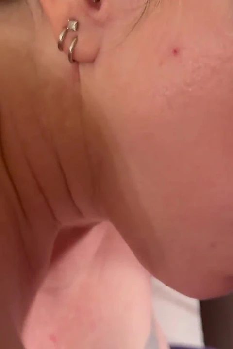 Evli kadın koridor kartı alıyor, yeni arkadaşını sikiyor -4k