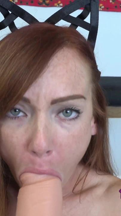 İri göğüslü kızıl saçlı Dani Jensen büyük bir dildoyla biraz ateşli eğlence için yaramaz bir amcık