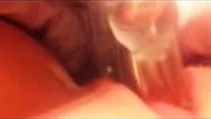 Kız bir tavşanla iniyor