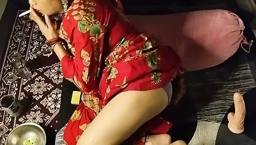 Seksi bayan sigara içiyor ve cinsel bölüm göğüslerini ön oynuyor meme ucu