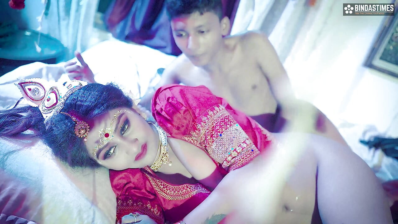 Desi gawar nibba ko mila ateşli ve seksi modern starsudipa biwi (Hintçe ses kaydı)
