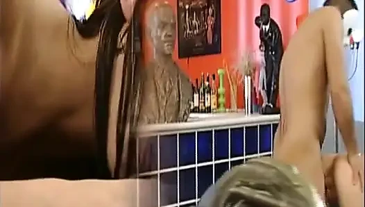 Esmer Alman genç kız klasik yaş boşluğu sahnesinde sikiliyor