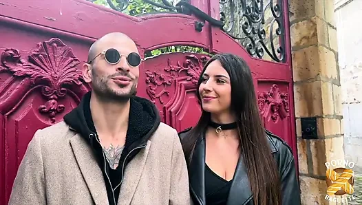 Ateşli piliç Vénus bütün gün sikilmeyi seviyor