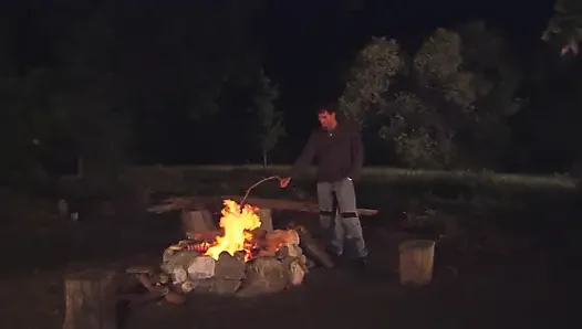 Vahşi doğada kemik ateşi yaktılar ve bütün gece sikiştiler