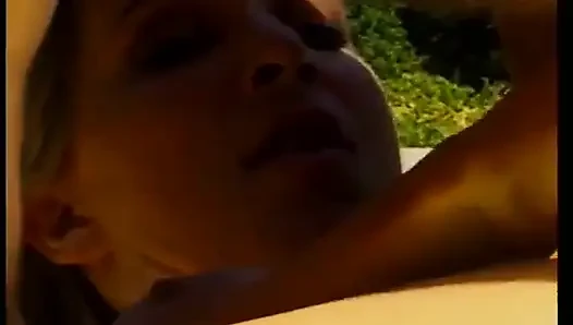 Beyazlı kız sikilmeden önce yarak emmeyi seviyor