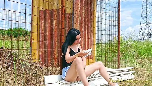 Seksi Esmer Dışarıda Idrar Kesesini Boşaltmaya Çalışıyor, Sonra inşaattaki Bir Evin Yanına Hızlı Işiyor