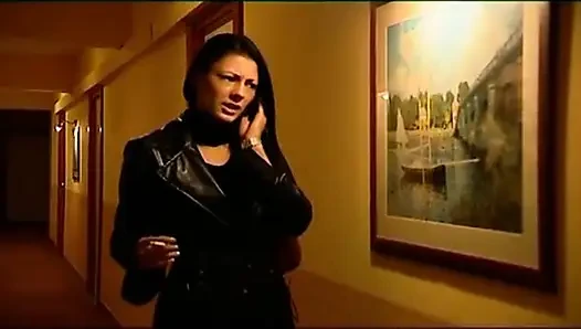 Ateşli bir esmer için derin çifte penetrasyon