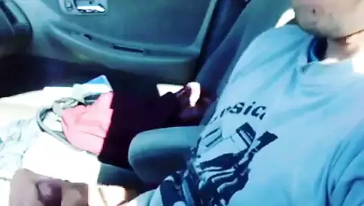 Er hat ein bisschen Spass im Auto