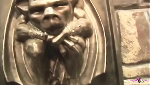 Seksi kırmızı iç çamaşırlı azgın bir sürtük büyük siyah bir yarakla kesinlikle mahvediliyor.