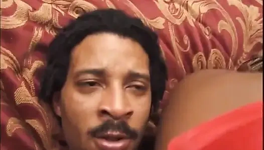 Büyük siyah penisin üzerinde seksi zenci orta yaşlı seksi kadın