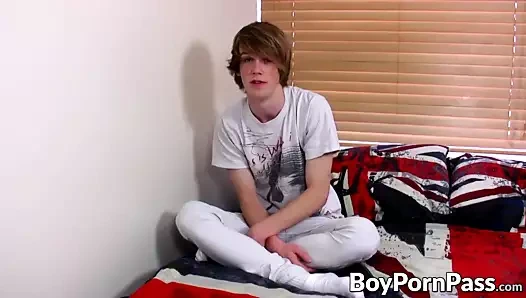 Güzel sarışın twink kai alexander kamçı o dışarı ve yaklaşık