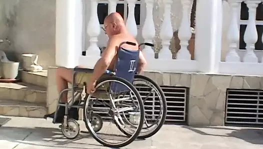 Büyükanne adama bj verir ve sonra genç bir züppeden sikikleri