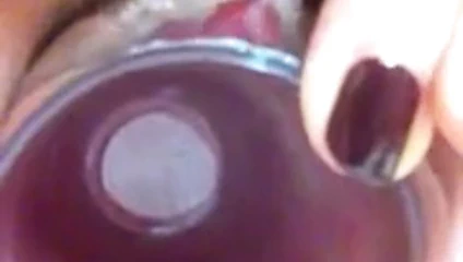 Sevimli Japon kız arkadaşı bir bardak ekler