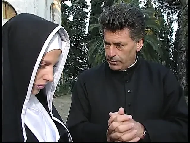 Грязная монахиня участвует в оргии со шмелем