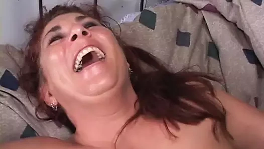 Azgın sürtük yatak odasında ırklararası grup seks yapıyor