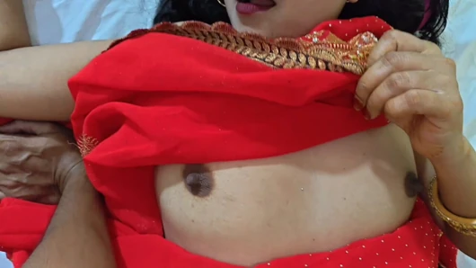 Pati ke office Jaane ke baad patni ne naukar ke sath kiya romance