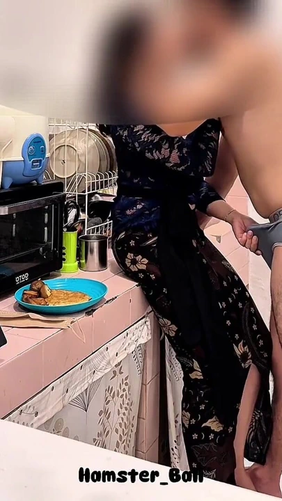 "Neredeyse yakalanıyor, mutfakta yemek pişirirken aldatan hizmetçi" den çarpıcı an