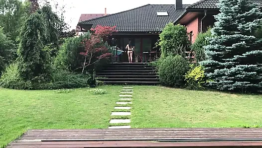 Lucia önümde kalın amcık suyuyla boşalıyor