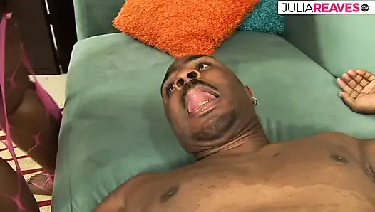 Zenci sürtük büyük bir siyah yarağı emiyor ve sonra sert bir sikiş için eğiliyor