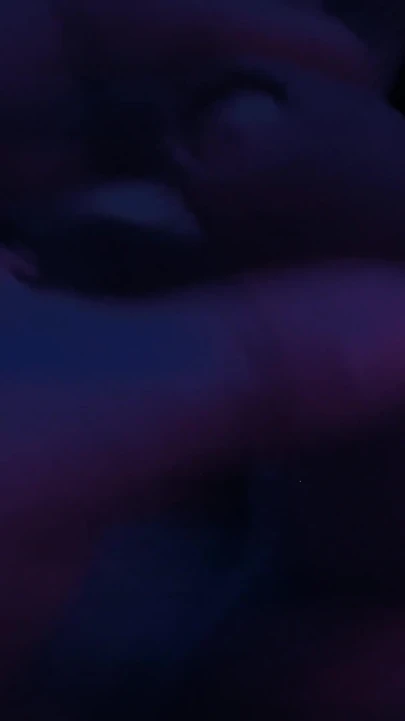 Yaramaz trans kocasını derin boğazla emiyor ve karısı da menage'de pasifin penisiyle birlikte emiyor!
