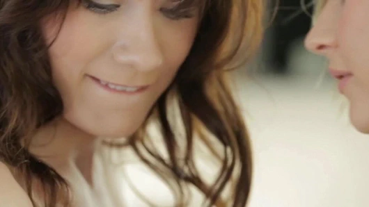 Muhteşem sarışın yalıyor ona lezbiyen aşıklar kedi