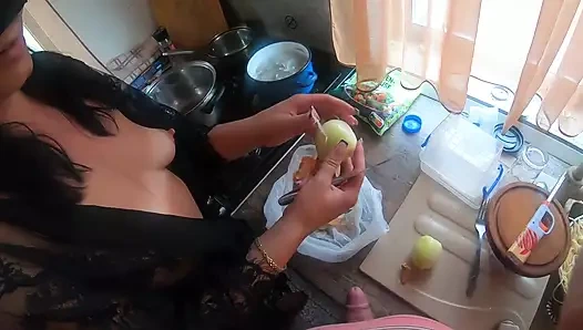 Orta yaşlı seksi kadın ep 56 pişirme ve emme maceraları