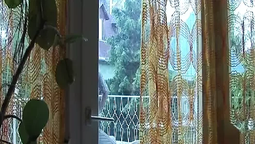 Amatör bir Alman kaltağı sert bir sikişten sonra yüzüne boşalma