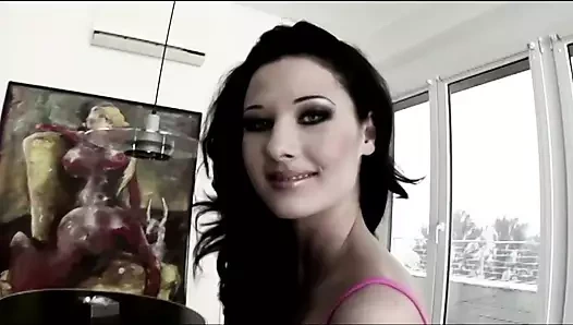 Lulu'nun bikinisinde her zaman dildo var