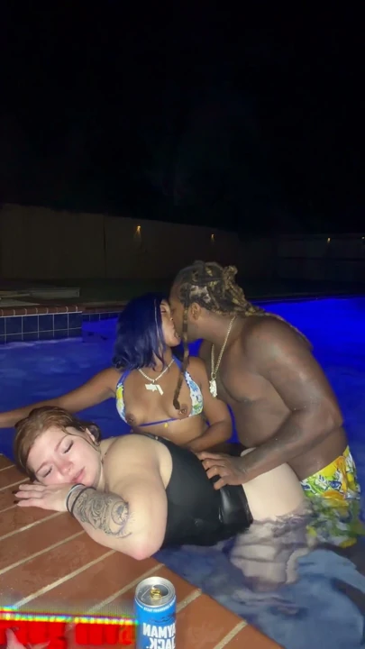 Havuzda en iyi arkadaşım Fijii pornbox ve Str8rich bizi acımasızca sert sikiyor | Klip 1