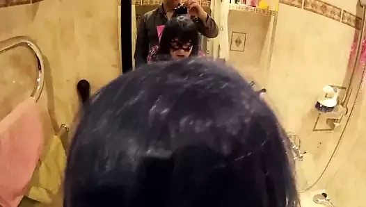 Couple tres sexy dans la salle de bains