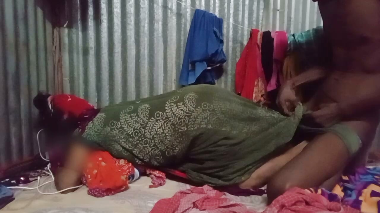 Desi Bengal bhabhi'yi uzun zamandır ilk kez işçi pozisyonunda siktiler