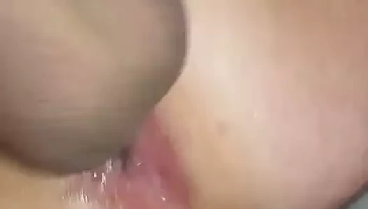 Onun orgazm suları kıçından aşağı koşmak