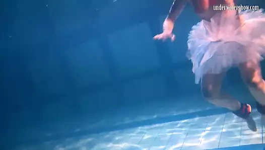 Bulava lozhkova kırmızı kravatlı ve su altında etekli