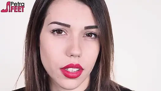 Harika genç kızla sigara içme ve yüz fetişi