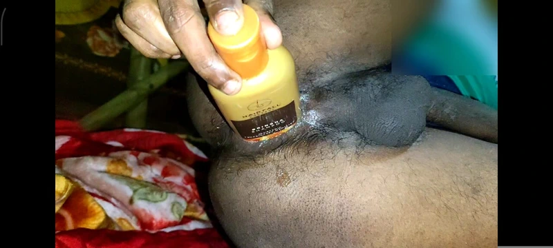 Hintli genç kız götüne büyük bir şampuan kabı sokuyor ve boşalıyor