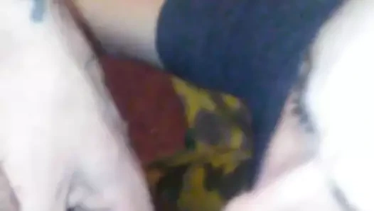 Esmer fahişe seviyor horoz üzerinde yüz ve içinde ağız