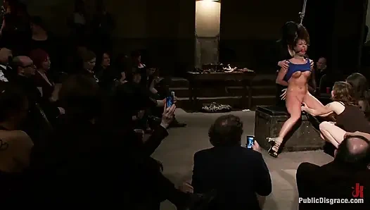 Penthouse Pet ile tüm kız halka açık utanç