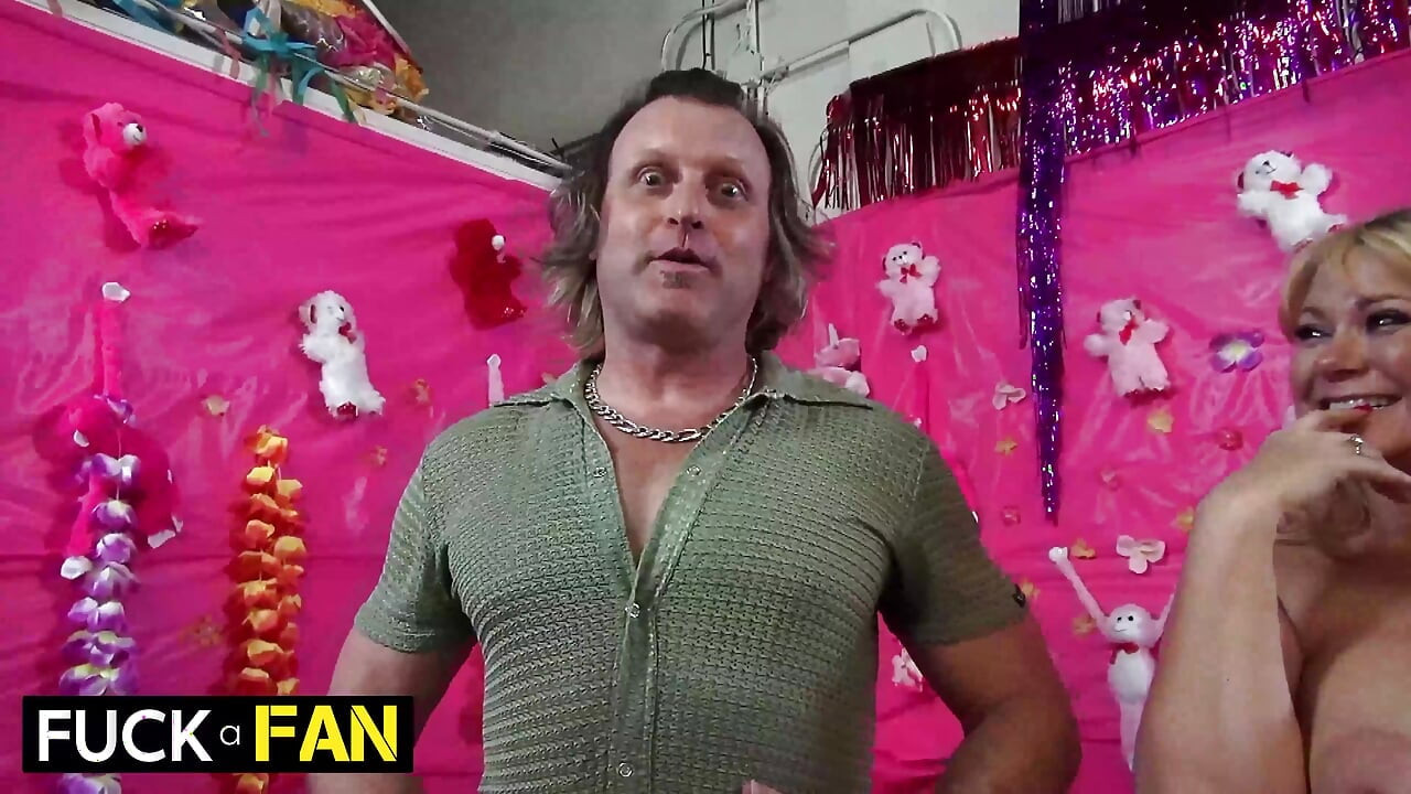 Siri Dahl ve Nikki Sexx hayranının yarağı üzerinde derin gırtlak teknikleri kullanıyor!