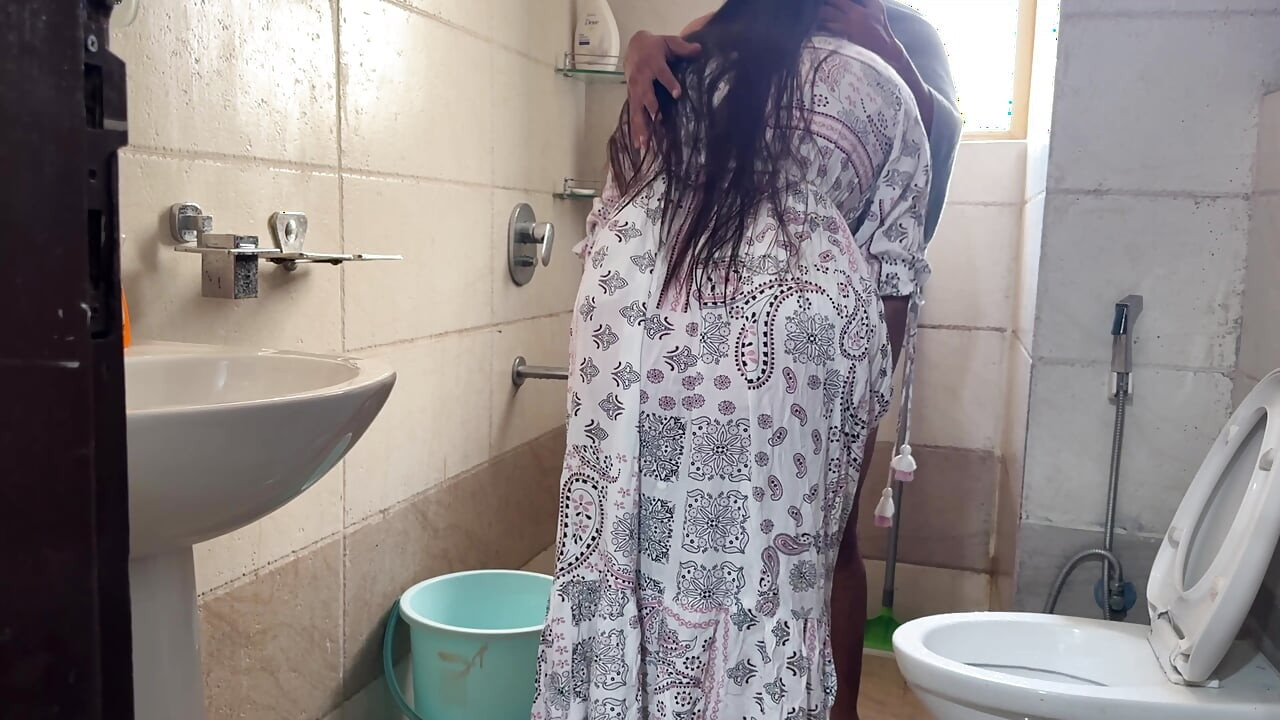 Üvey oğul duştan sonra orta yaşlı seksi kadın Saara'yı çıplak gördü ve yarağını ıslak amından uzak tutamadı